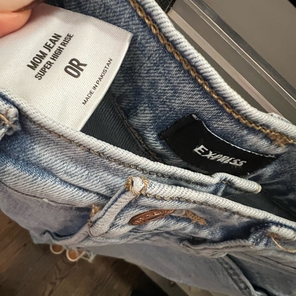 ❌SOLD❌ EXPRESS DISTRESSED MOM JEANS SUPER HIGH WAISTED RAW HEM - Picture 3 of 3